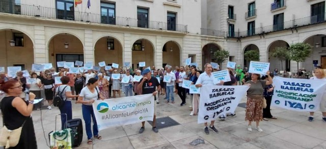 Los vecinos se plantan ante el 'tasazo' de la basura en Alicante y exigen su revisión