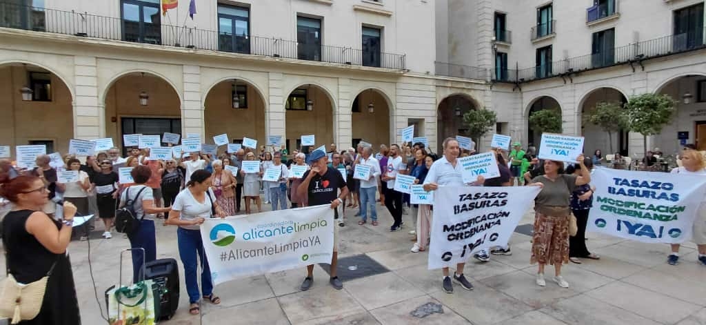 Los vecinos se plantan ante el 'tasazo' de la basura en Alicante y exigen su revisión