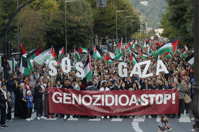 Ciudadanos junto al mundo del cine se manifiesta en San Sebastián por el fin del genocidio y en apoyo a Palestina - 