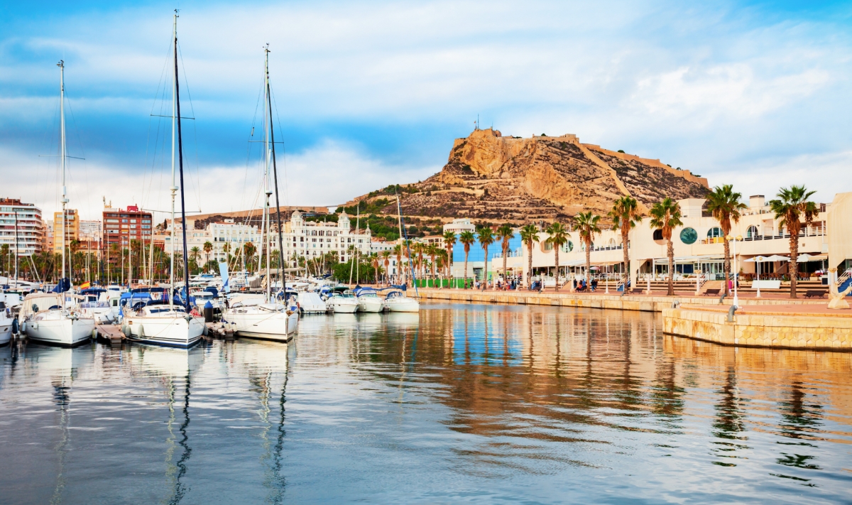 Castillo de Santa Bárbara, en Alicante, con el puerto en primer plano. - Castillo de Santa Bárbara, en Alicante, con el puerto en primer plano.