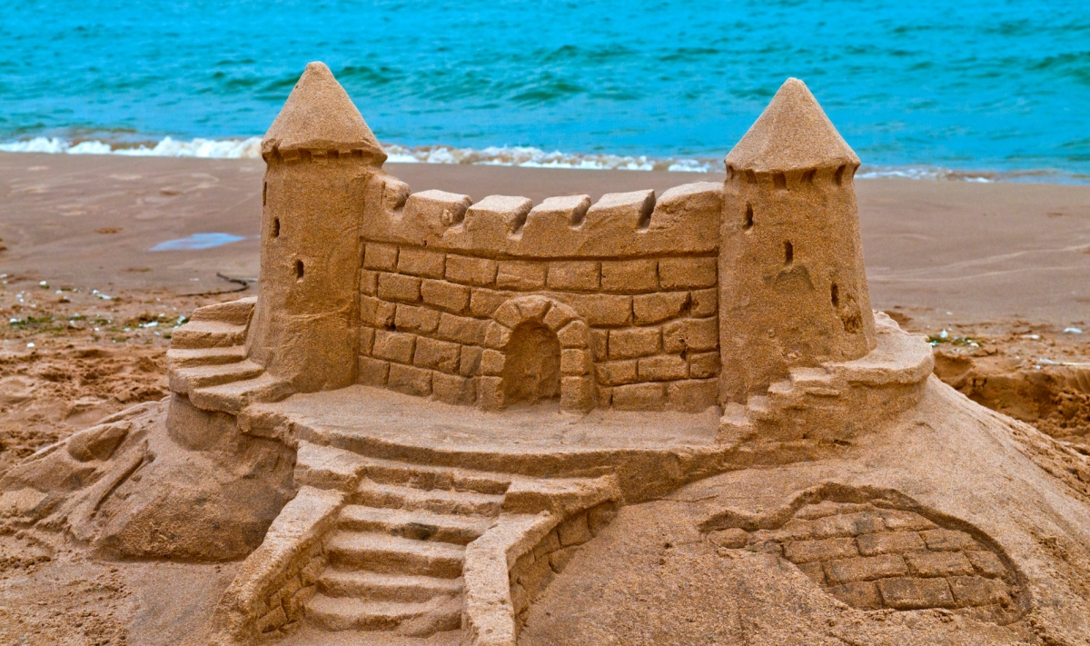 Un castillo de arena, en una playa de Calp. - Un castillo de arena, en una playa de Calp.