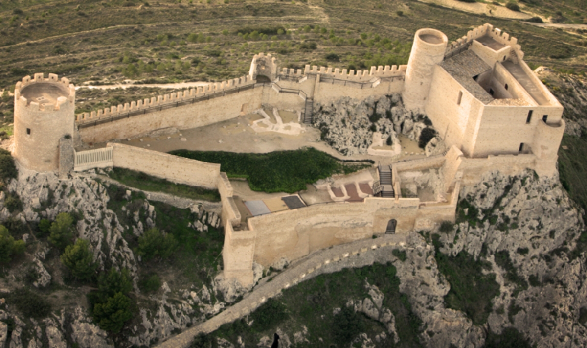 Castillo de Castalla, mostrando su patio de armas, torres y almenas. - Castillo de Castalla, mostrando su patio de armas, torres y almenas.