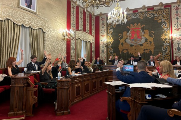 Vox vuela solo en Alicante: hace 'pinza' con la izquierda y dobla la presión sobre el PP 
