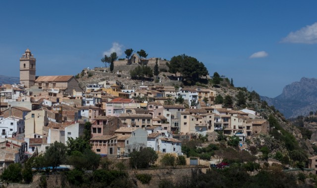 Polop prohíbe las VUT en el casco antiguo y las limita al 15% total de viviendas en el municipio