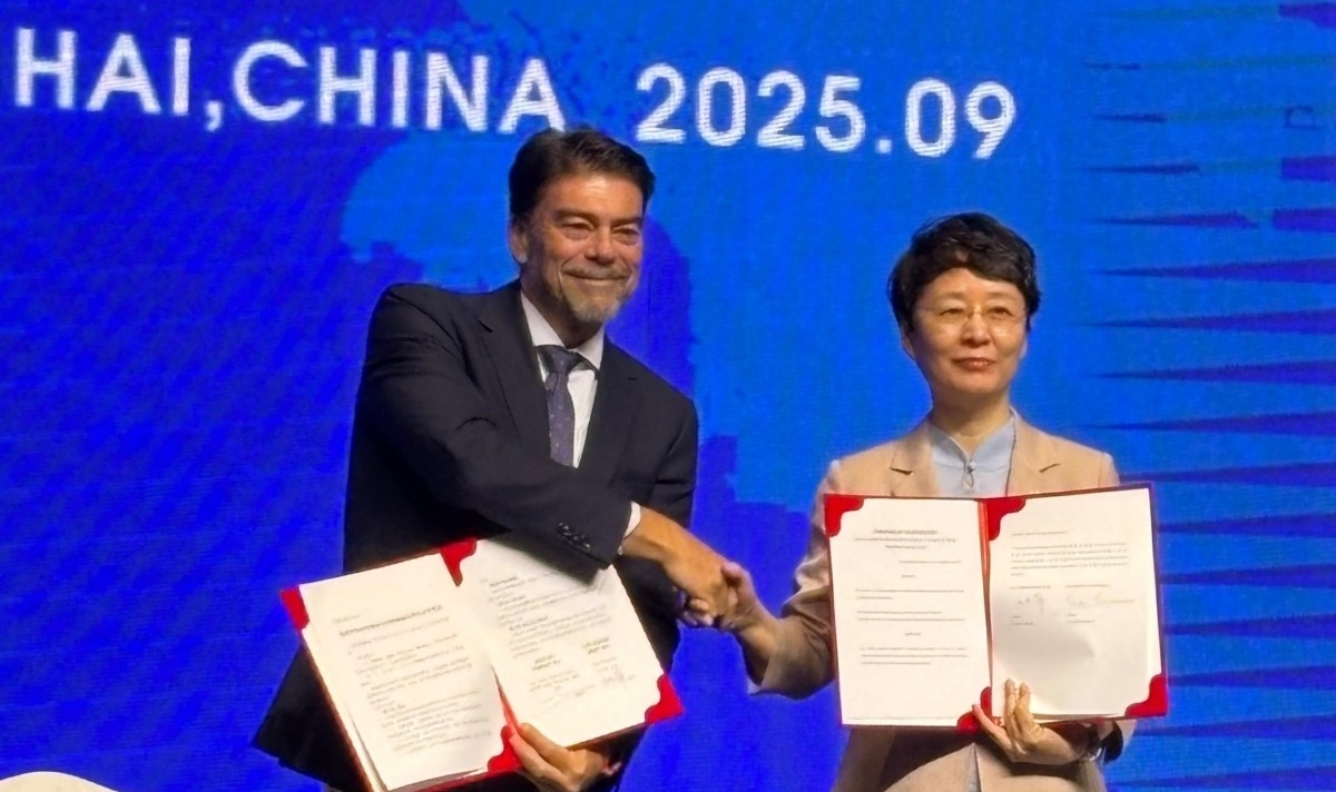 El alcalde de Alicante, Luis Barcala, estrecha la mano a la alcaldesa de Weihai, Kong Fanping. - 