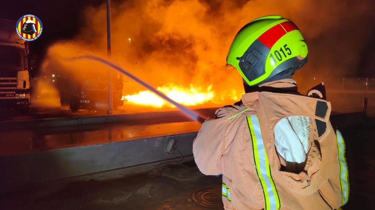 Bomberos trabajan en la extinción de un incendio en una empresa de Carlet