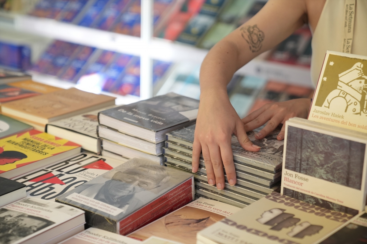 Una persona coloca los libros. - Foto: DAVID ZORRAKINO/EP