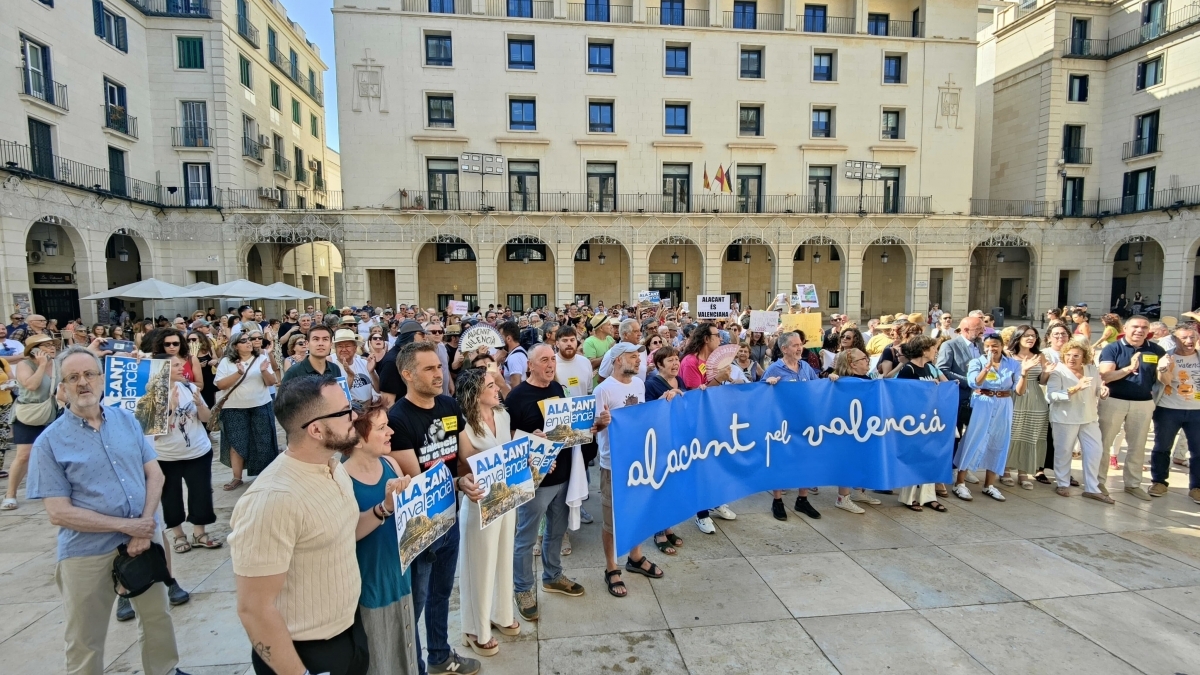 La protesta organizada contra la iniciativa sobre el predominio lingüístico castellano, en junio.