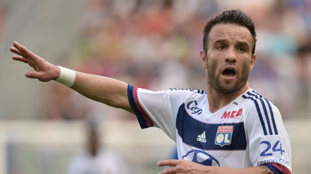 Valbuena agredió a un aficionado que le acusaba de la ausencia de Benzema