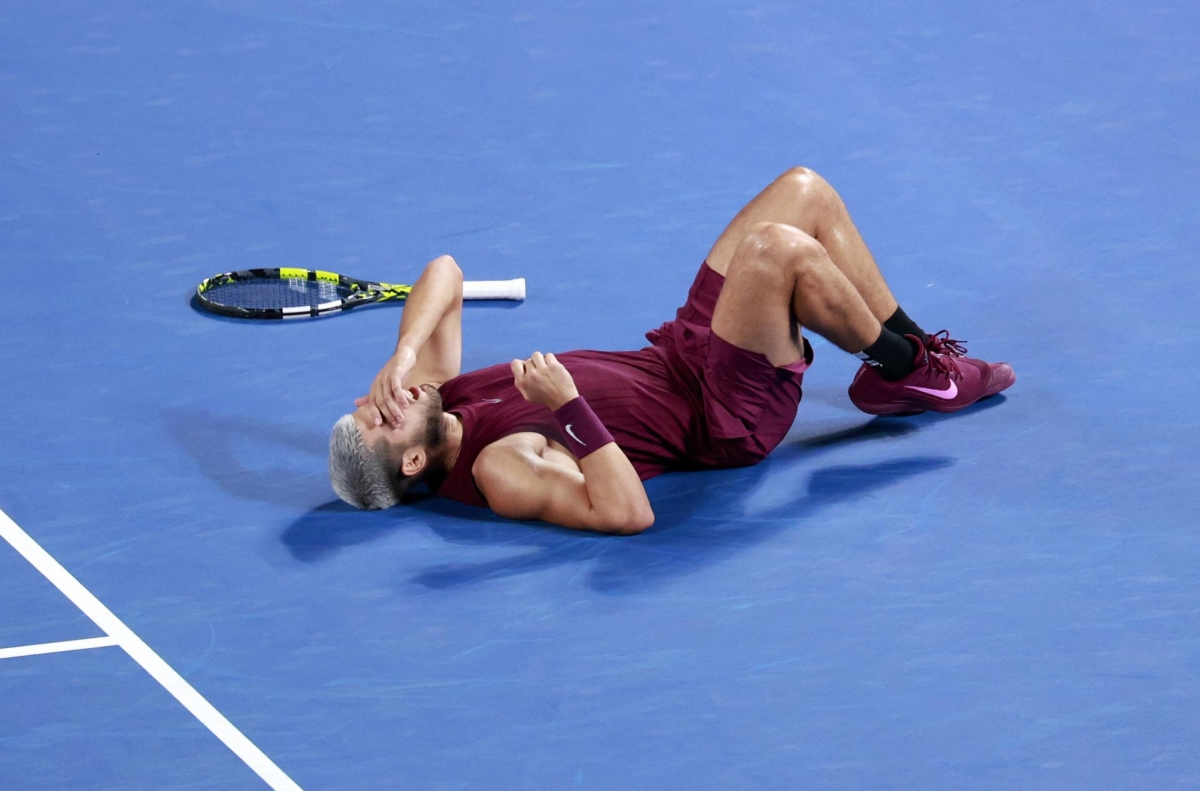 Alcaraz pasa a segunda ronda de Tokio yendo a más tras un tremendo susto con su tobillo izquierdo