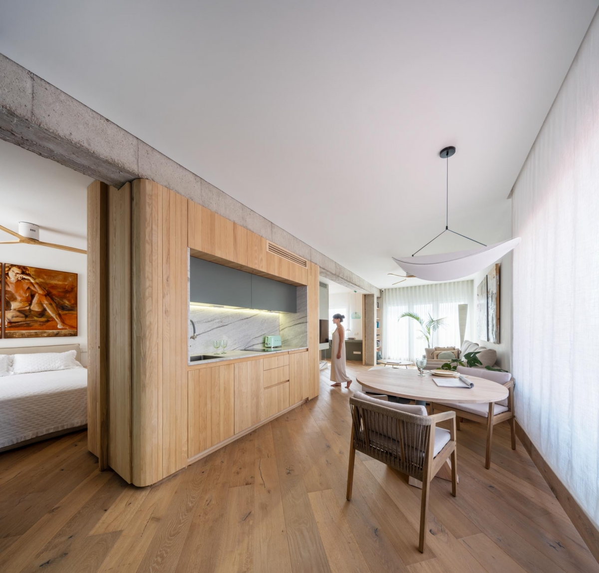 Un ático sin tabiques en el centro de Murcia donde el espacio fluye entre hormigón y madera: así se ha transformado este piso de 70 m2