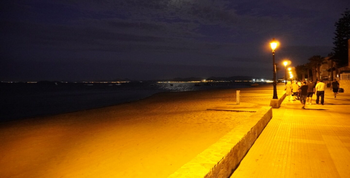 El Ayuntamiento de Los Alcázares ya prepara la renovación lumínica del paseo marítimo