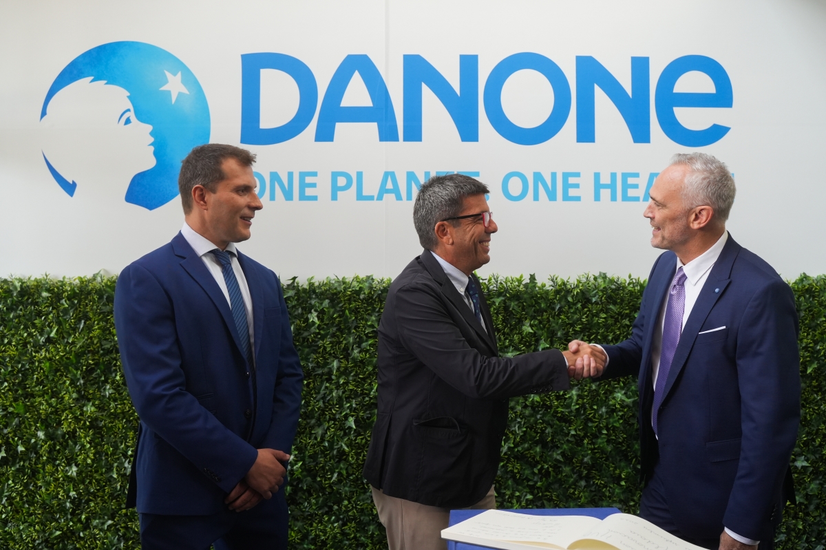 El director general de Danone estrecha la mano a Mazón en la inauguración del hub. - Jorge Gil / Europa Press El director general de Danone estrecha la mano a Mazón en la inauguración del hub.