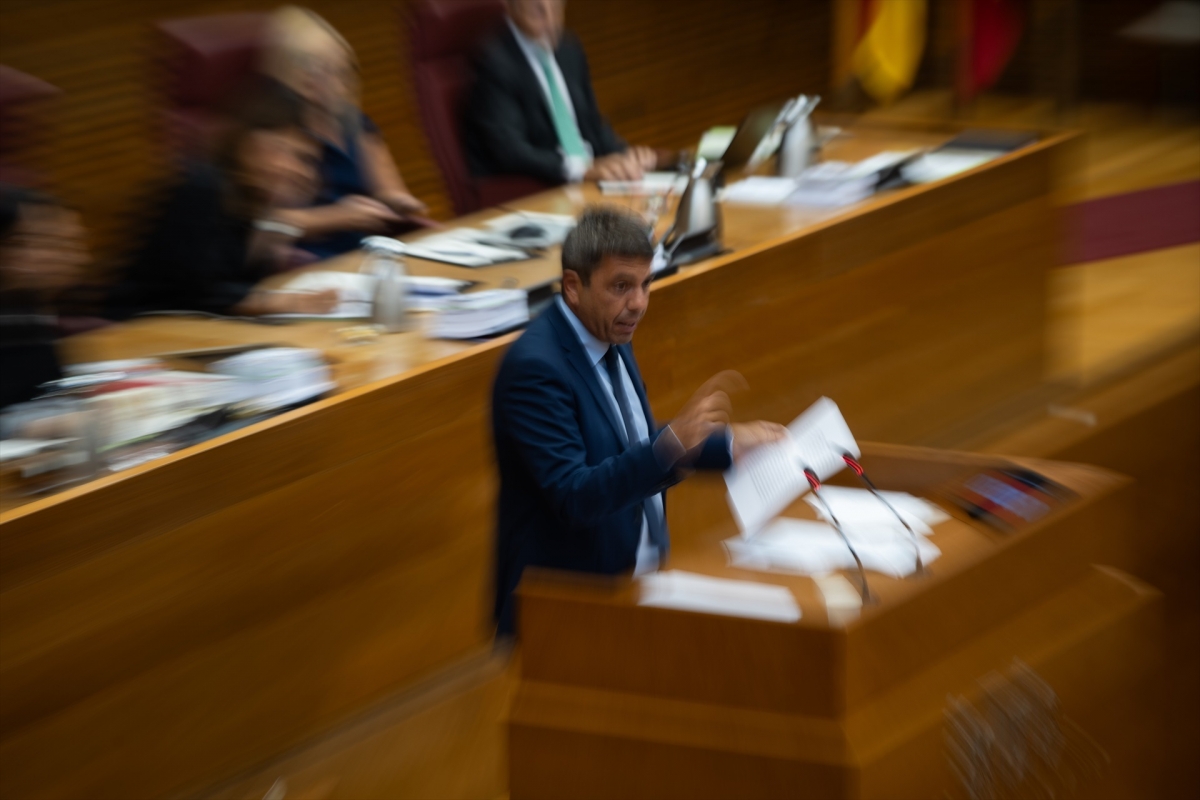 Mazón inicia su particular rito de apareamiento con Vox