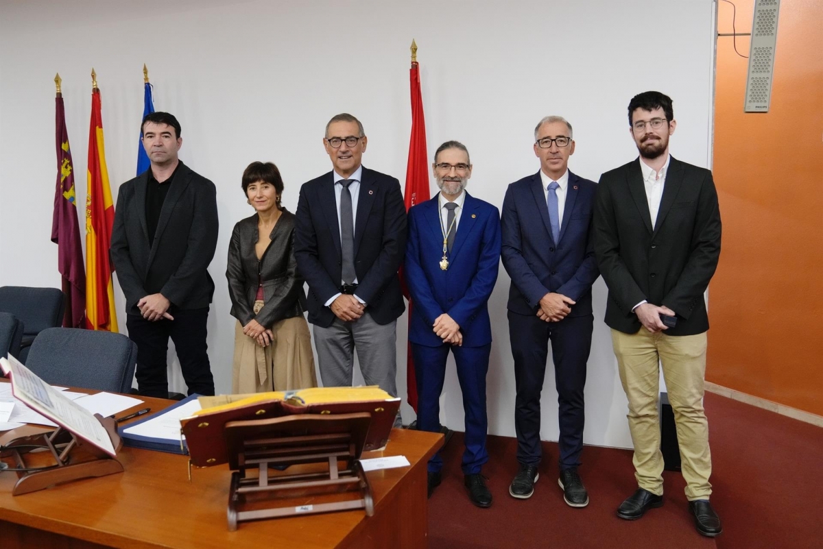 El profesor Ángel María García toma posesión como decano de la Facultad de Filosofía