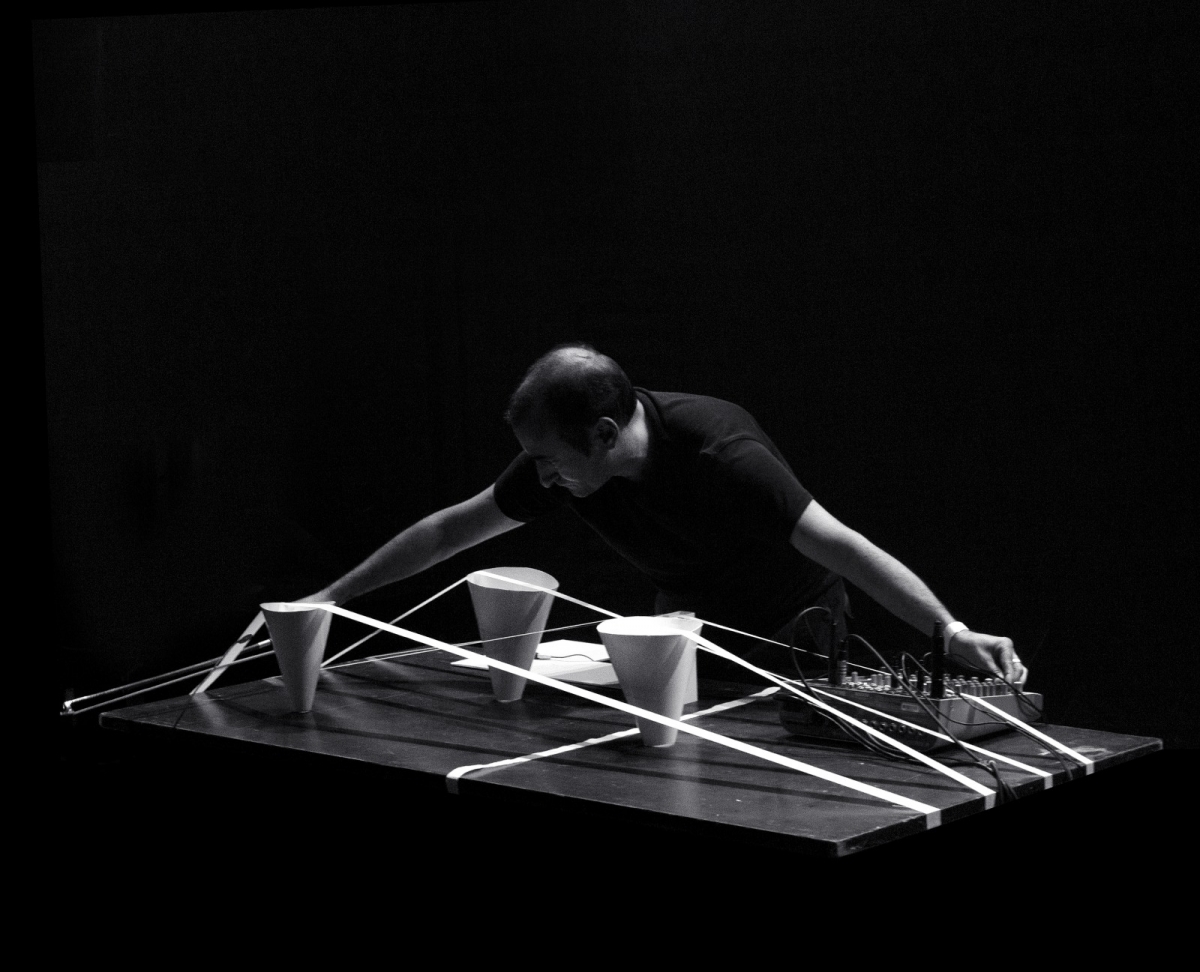 Escuchar lo imperceptible: Alfredo Costa Monteiro convierte el papel en música