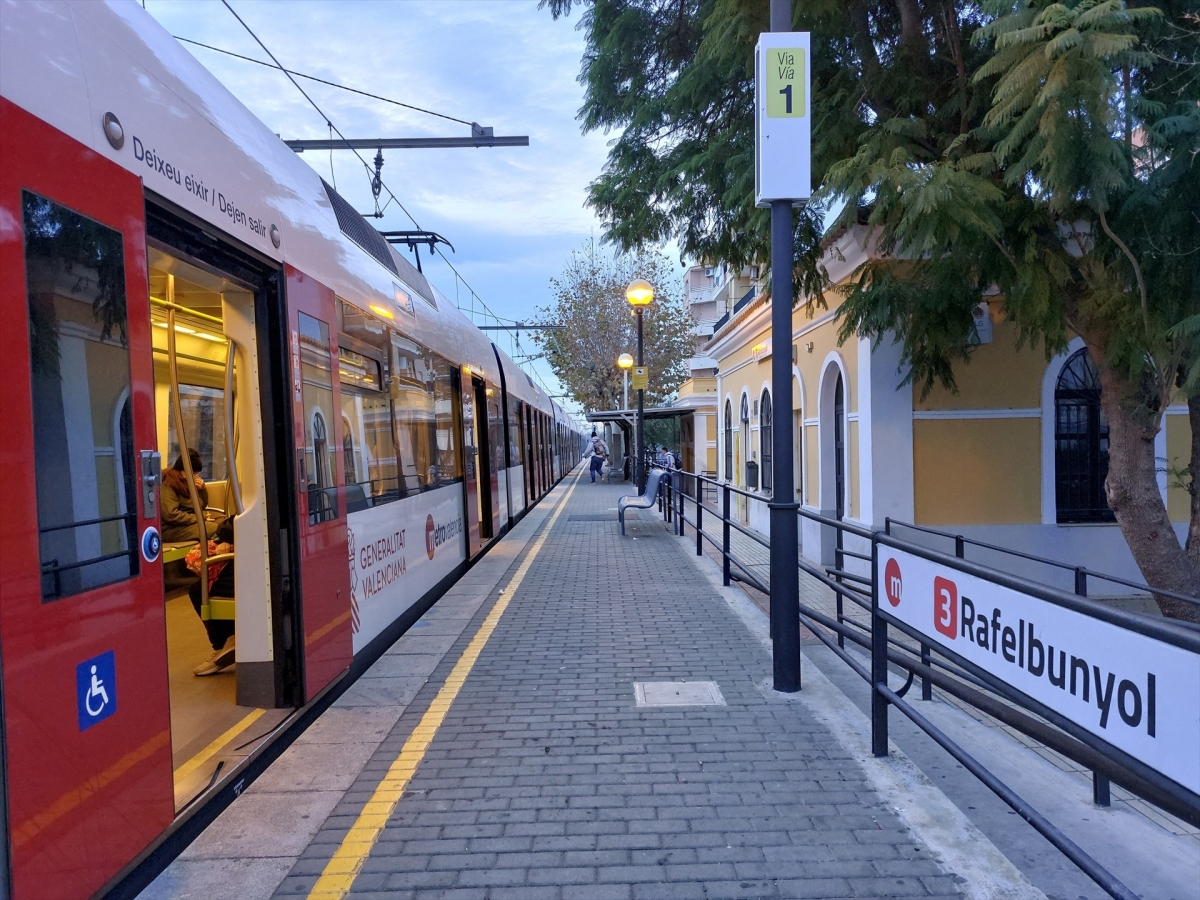Restablecida la circulación de metro de Rafelbunyol a Museros tras engancharse un tren en la catenaria
