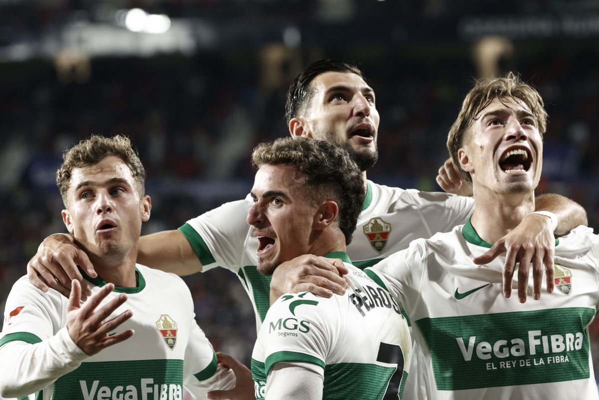 Los futbolistas del Elche CF celebran el gol del empate en El Sadar - Foto: PLAZA