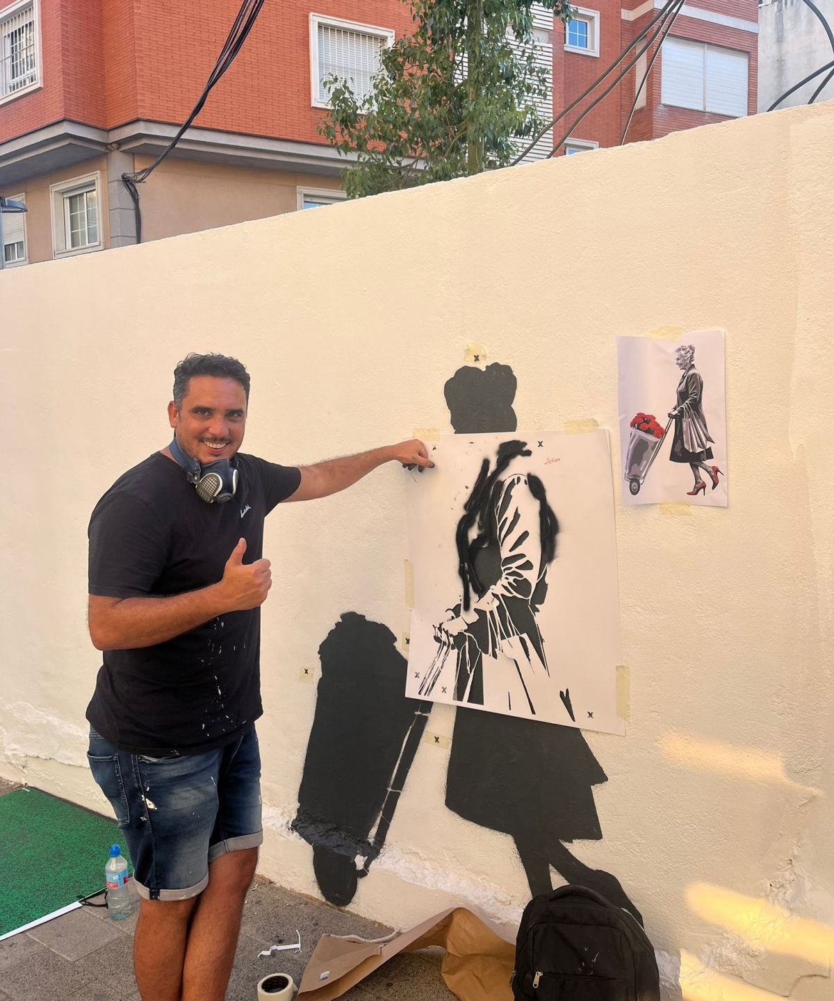 El conocido artista urbano Alberto León pinta un mural en Alcantarilla para apoyar al comercio local