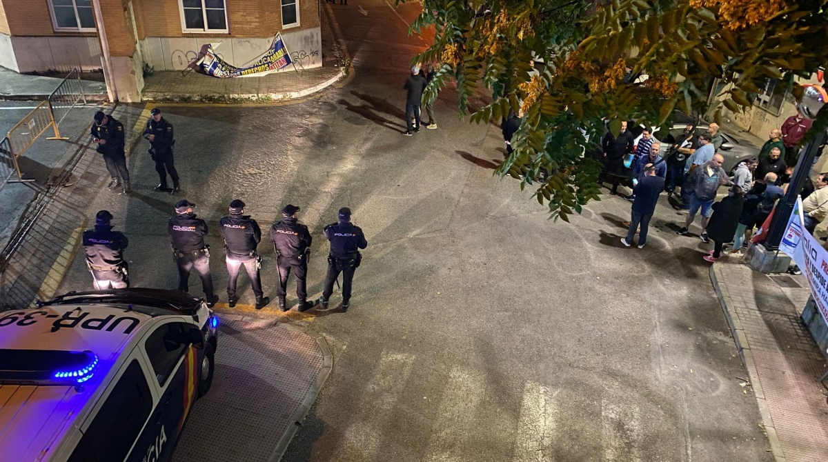 Policía de madrugada en la estación.