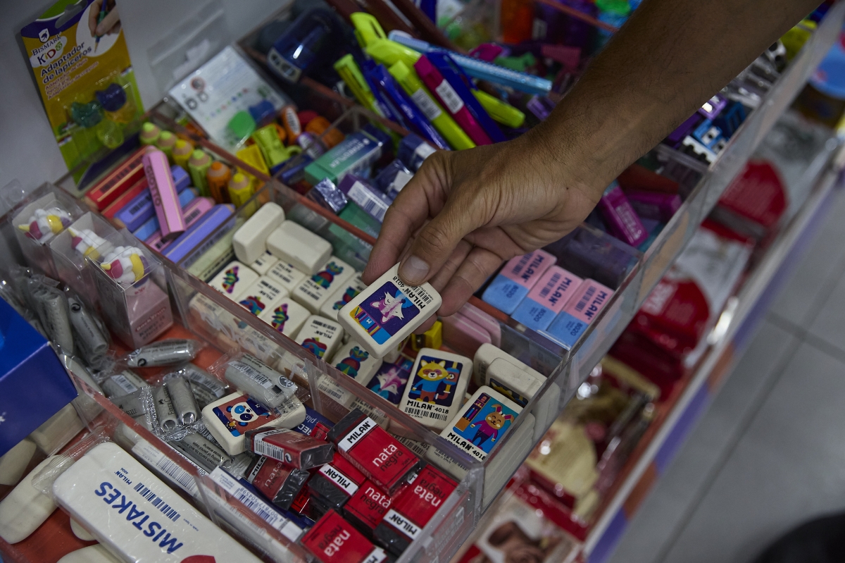 València incluye a las familias de centros privados en las ayudas para material escolar