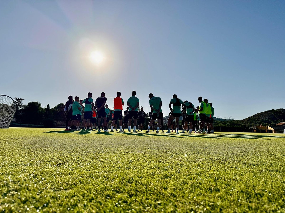 Javi Rey dirigéndose a sus jugadores en la ciudad deportiva José María Ferrer de La Manga Club. - Foto: FCC