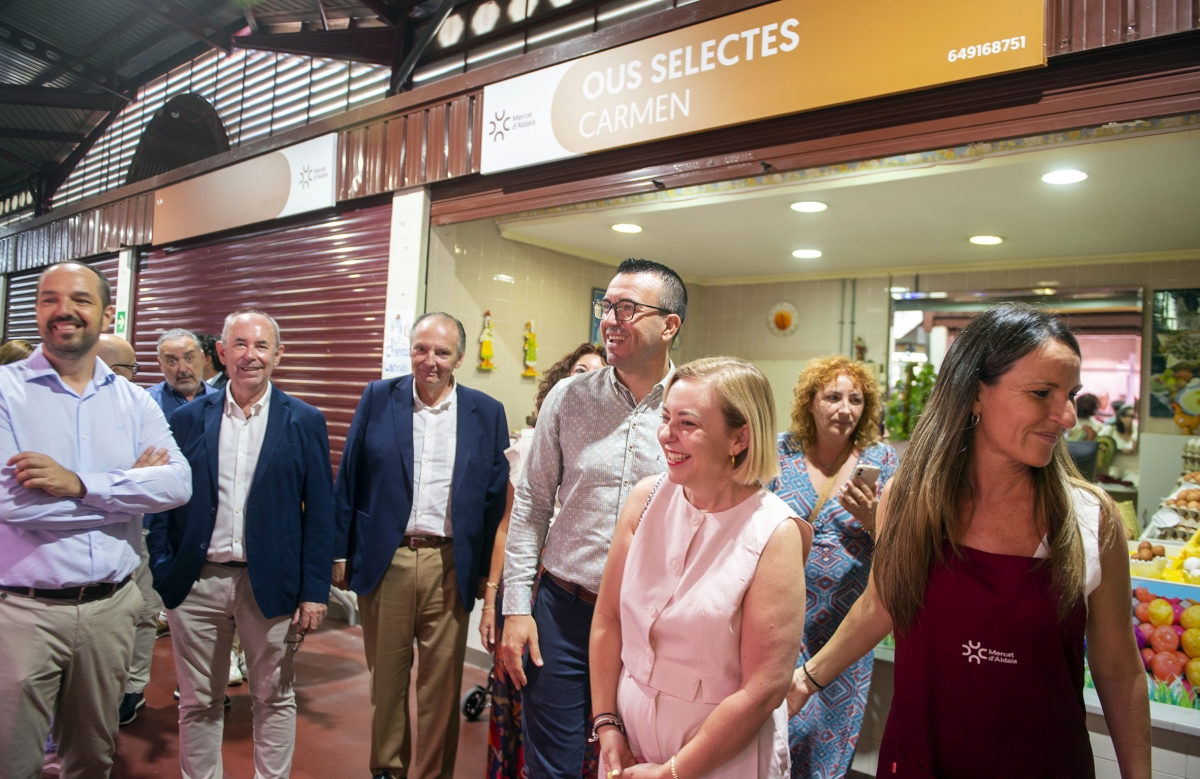 Natàlia Enguix y Vicent Mompó junto a alcaldes de l'Horta Sud en el mercado de Aldaia. - Foto: DIPUTACIÓN DE VALENCIA 