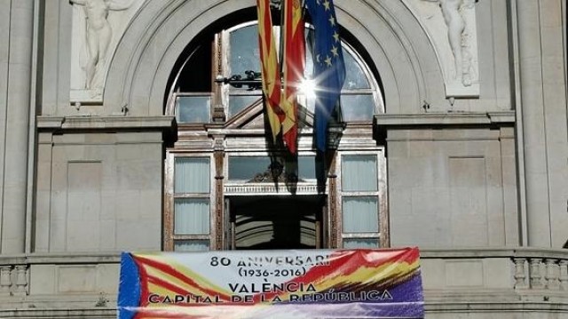Monzó y Ribó se enzarzan a raíz de la pancarta sobre la República del balcón del Ayuntamiento