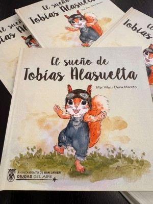 Un cuento inspirado en San Javier y protagonizado por una ardilla será un regalo del Ayuntamiento a todos los recién nacidos en el municipio 