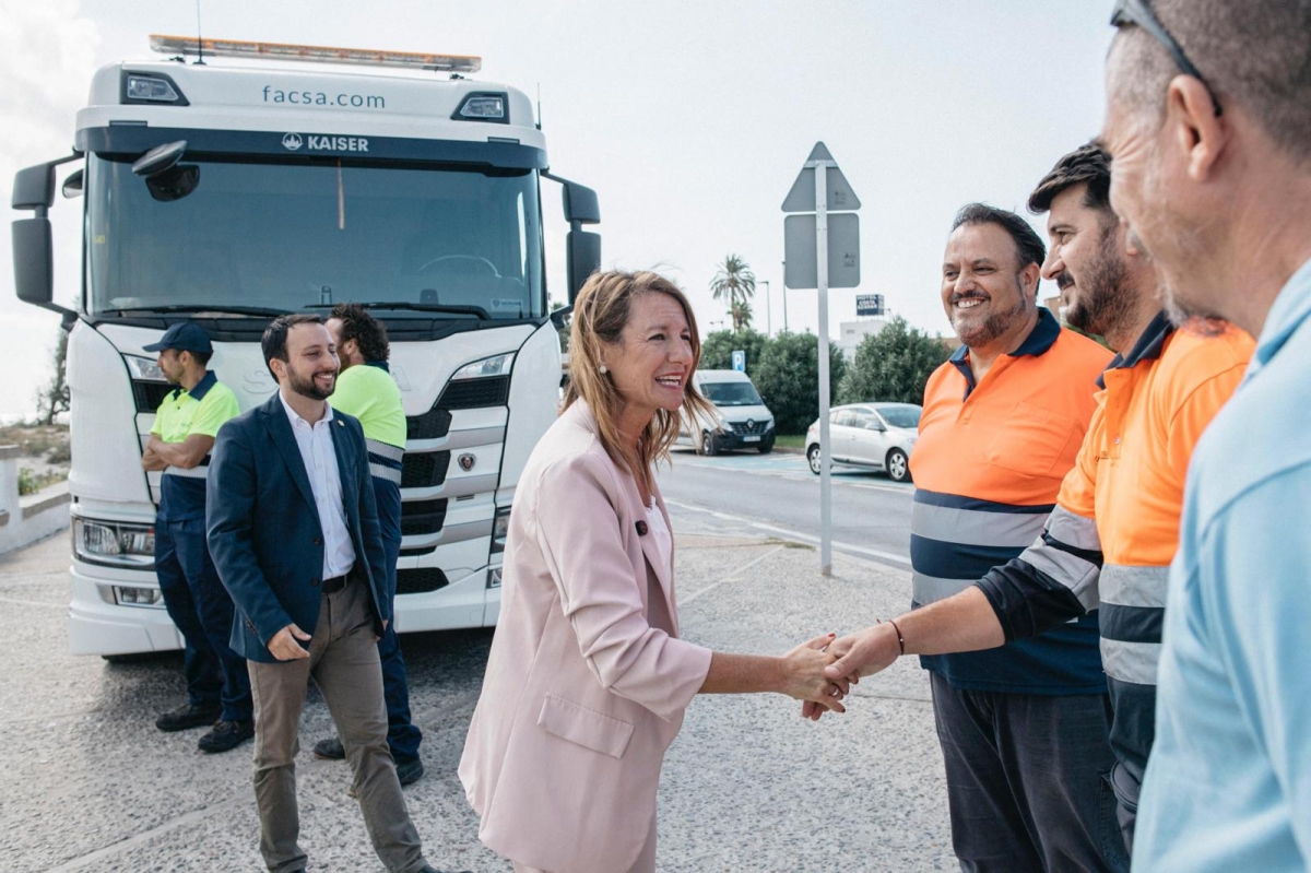 Carrasco saluda a operarios de las brigadas municipales en la rueda de prensa de este viernes