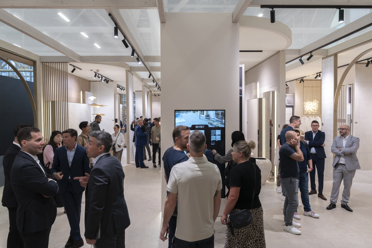 La cerámica de Castellón resiste la era de Trump: refuerza su posición en Cersaie con más visitas y negocio