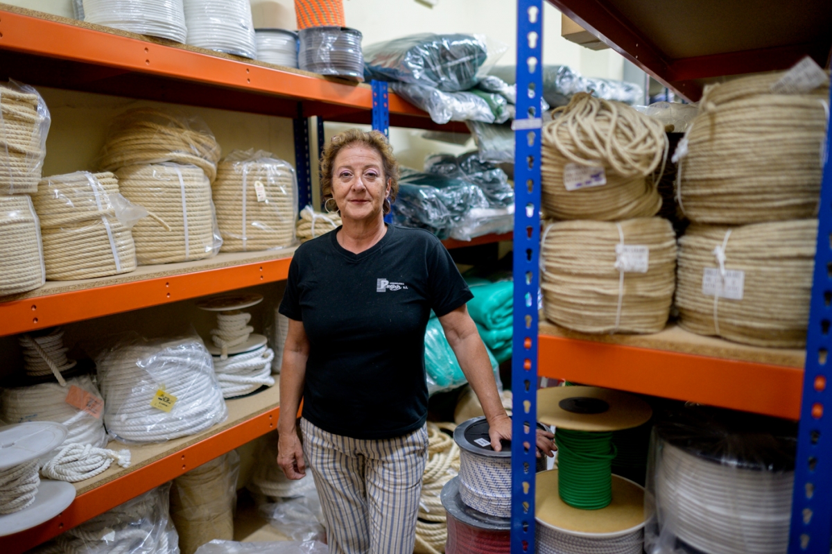 Lola baja la persiana de la última cordelería de València