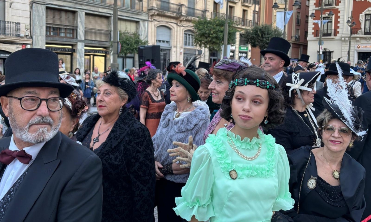 Alcoy se viste de Modernismo: pregón, pasacalle con atuendos de la época y bailes estrenan su octava Feria