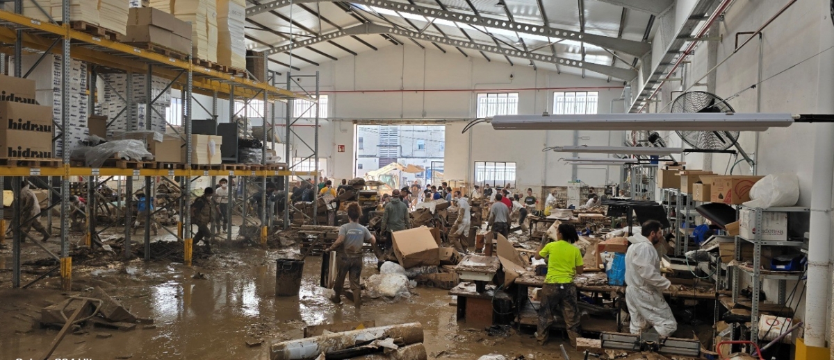 El almacén de Hidrau, enfangado por la dana. - 