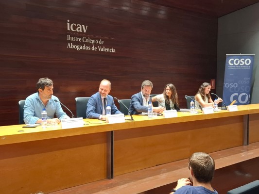 Periodistas, abogados y jueces: el eterno debate sobre la 'pena del telediario' de los imputados