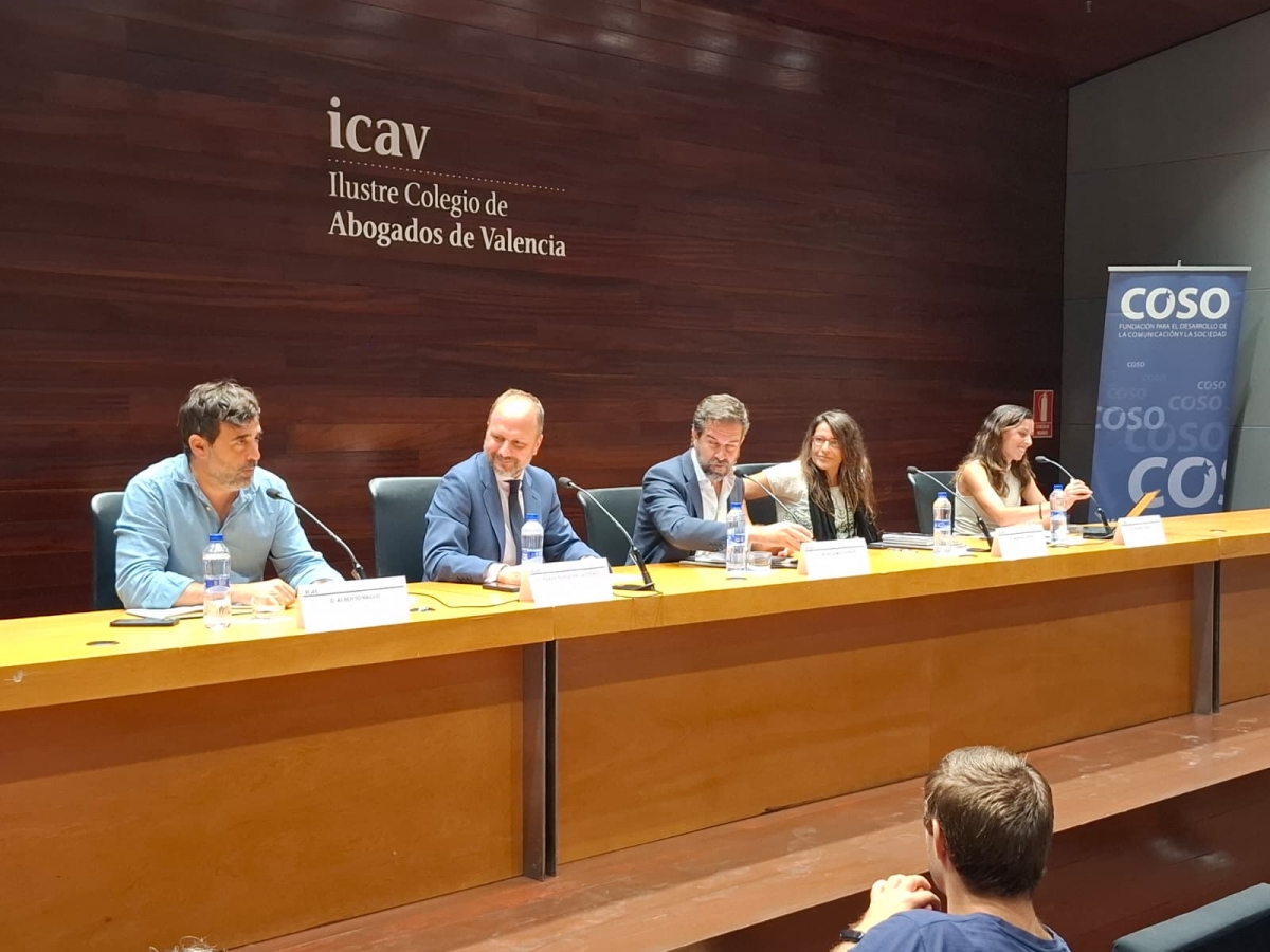 Periodistas, abogados y jueces: el eterno debate sobre la 'pena del telediario' de los imputados