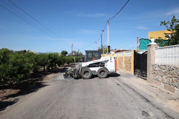 Burriana mejora de la pavimentación en el camí Marge para facilitar el tránsito y el acceso a las fincas