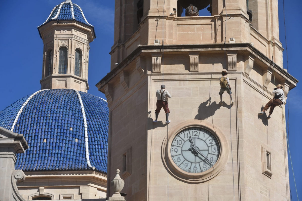 Descenso del campanario de Santa María. - Foto: RAFA MOLINA Descenso del campanario de Santa María.