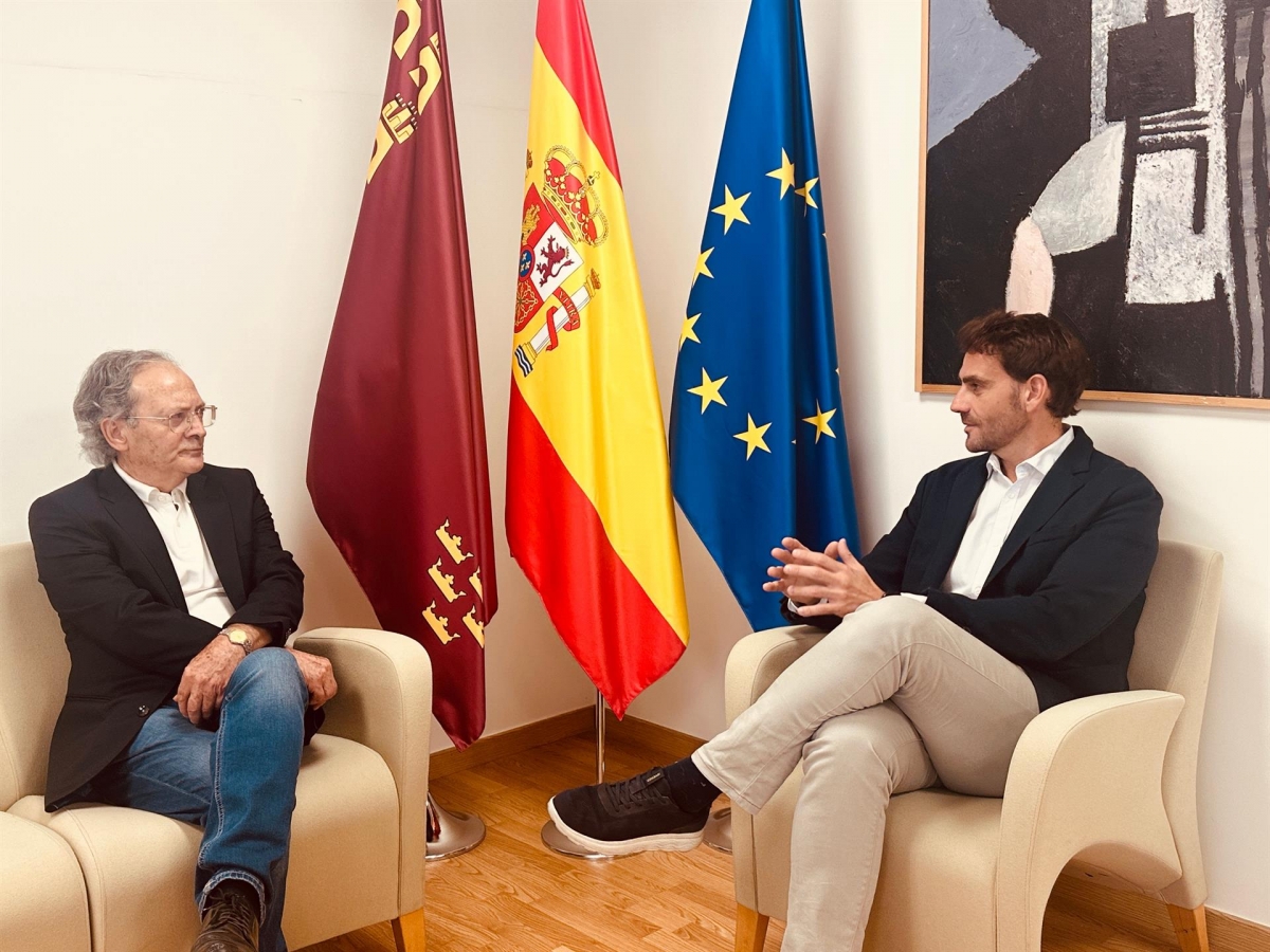 Reunión del director general de Acción Exterior y Cooperación, Juan José Almela, y el responsable de La Nacional. - Foto: CARM