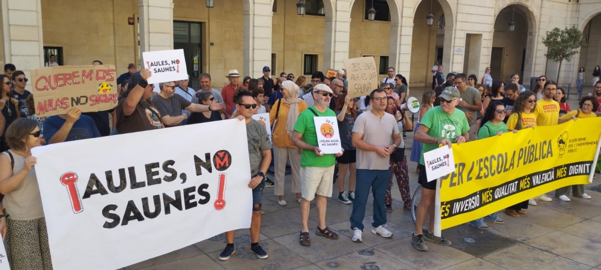Padres y madres se concentran en Alicante para reclamar aire acondicionado en las aulas y sombras en los patios