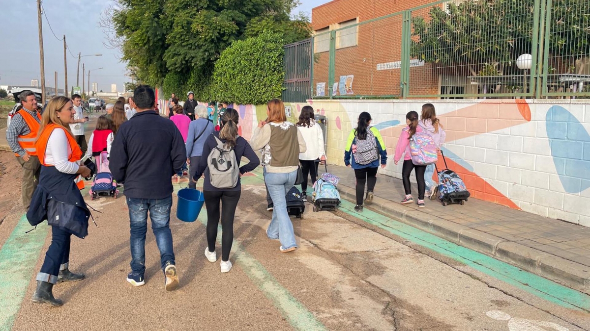 Niños y adolescentes de Castellar-l'Oliveral vuelven a clase tras la Dana. - Foto: AYUNTAMIENTO DE VALÈNCIA