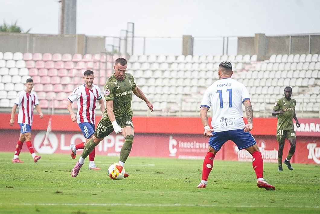 Un Murcia dormido y sin respuesta cae en el Nuevo Mirador y sigue alejándose de la cabeza en Primera RFEF