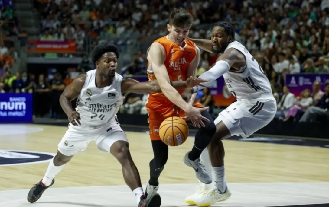 De Larrea se une a la lista de MVP del Valencia, de Rodilla a Will Thomas con Dubljevic