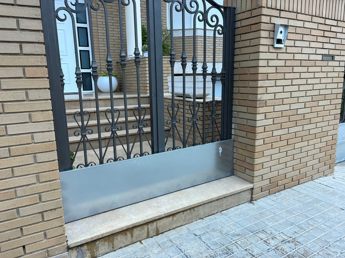 Barreras metálicas en las puertas de las plantas bajas de Sedaví.