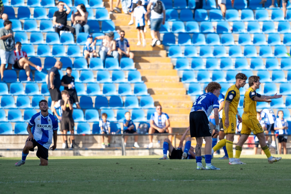 Futbolistas del Hércules CF durante un lance del choque ante la AD Alcorcón - Foto: PLAZA