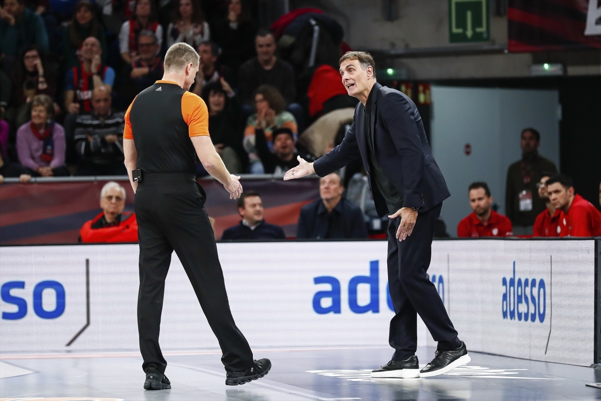 Los entrenadores de la Euroliga serán descalificados si entran en pista en una contra