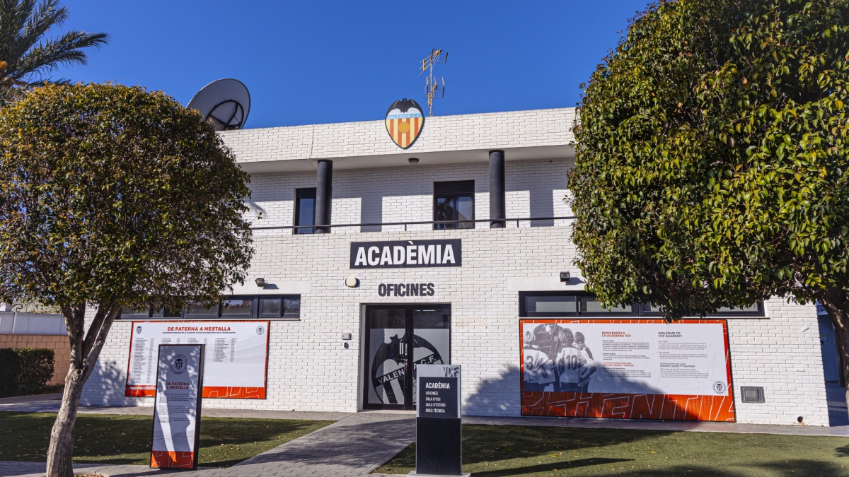 El Valencia suspende los entrenamientos de la Academia VCF y cierra sus tiendas