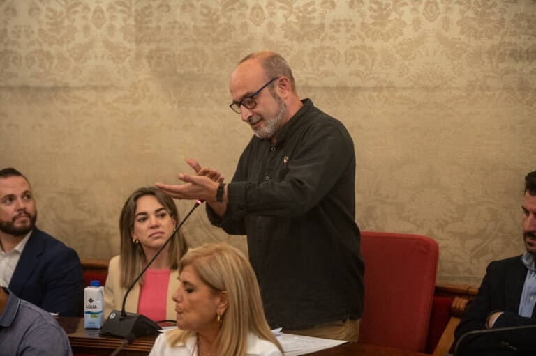 El portavoz municipal de EU Podem en Alicante, Manolo Copé, en un pleno.  - Foto: RAFA MOLINA