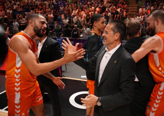 El Valencia prueba el sistema de Pedro Martínez en la Euroliga, por primera vez sin obligaciones