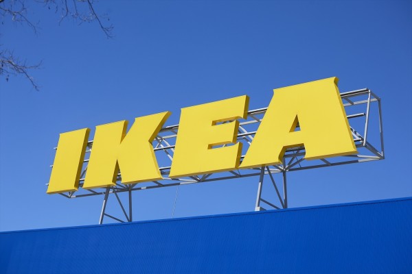 Ikea Alfafar cierra sus puertas por la alerta roja y llena su parking cedido para coches de clientes